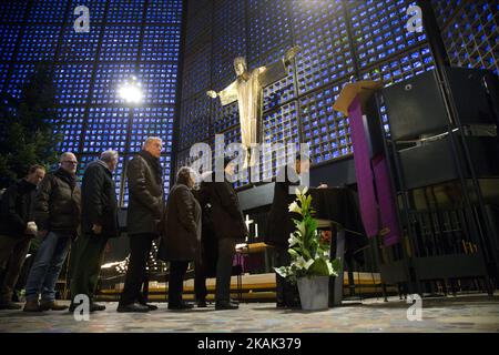 Persone in coda all'interno del Kaiser-Wilhelm-Gedaechtniskirche per scrivere un messaggio di solidarietà in un libro di condoglianze il 20 dicembre 2016. Ieri un camion ha attraversato un mercatino di Natale uccidendo 12 persone e ferendo almeno 45 persone. (Foto di Emmanuele Contini/NurPhoto) *** Please use Credit from Credit Field *** Foto Stock