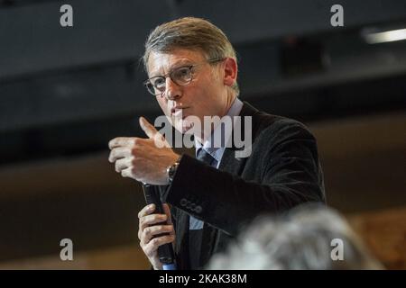 L'ex ministro francese dell'istruzione Vincent Peillon, candidato del Partito socialista alle primarie di sinistra in vista delle elezioni presidenziali francesi del 2017 alla riunione di transizione ecologica tenutasi a Parigi, in Francia, il 20 dicembre 2016. (Foto di Julien Mattia/NurPhoto) *** Please use Credit from Credit Field *** Foto Stock