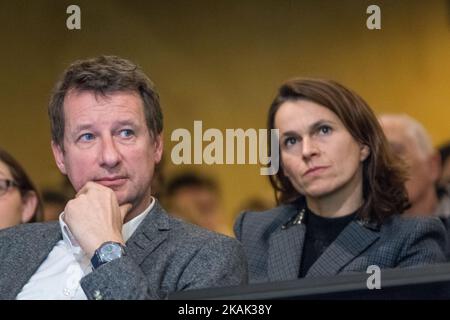 Ministro francese della Cultura e della comunicazione, Aurelie Filippetti (R) e deputato europeo e partito verde francese EELV candidato alle elezioni presidenziali 2017 Yannick Jadot durante la presentazione del suo programma alla riunione di transizione ecologica a Parigi, in Francia, il 20 dicembre 2016. (Foto di Julien Mattia/NurPhoto) *** Please use Credit from Credit Field *** Foto Stock