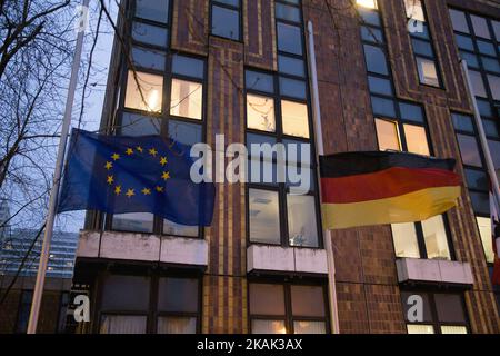 Le bandiere europee e tedesche volano a metà personale di fronte al municipio del distretto di Marzahn a Berlino, in Germania, il 20 dicembre 2016. Ieri un camion ha attraversato un mercatino di Natale uccidendo 12 persone e ferendo almeno 45 persone. (Foto di Emmanuele Contini/NurPhoto) *** Please use Credit from Credit Field *** Foto Stock