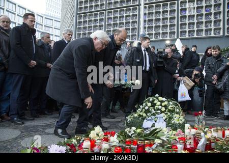 I ministri degli Esteri tedeschi Frank-Walter Steinmeier e il ministro degli Esteri italiano Angelino Alfano depongono fiori alla Chiesa commemorativa del Kaiser-Wilhelm vicino al sito dove due giorni fa un camion ha attraversato un mercatino di Natale uccidendo 12 persone e ferendo circa 45 persone a Berlino, in Germania, il 21 dicembre 2016. (Foto di Emmanuele Contini/NurPhoto) *** Please use Credit from Credit Field *** Foto Stock