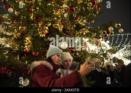 Con la venuta del sindaco Sergei Sobyanin, il 24 dicembre 2016 a Mosca si sono svolte le feste di Natale, mai prima. L'anno scorso le autorità di Mosca sostengono di spendere 193 milioni di rubli (anolut 3 milioni di euro) per i festival di Christms. Le cifre sconvolgevano molti in Russia perché la maggioranza al di fuori di Mosca vive con standard non molto elevati. Allo stesso tempo, molte persone provenienti da tutta la Russia vengono specialmente per vedere queste feste e le hanno trovate piuttosto buone. (Foto di Dmitry Ermakov/NurPhoto) *** Please use Credit from Credit Field *** Foto Stock