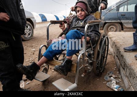 Foto scattata nel campo di Qayyarah Jadah vicino al campo di Qayyarah Jadah il 23 dicembre 2016. Il ragazzo sfollato si chiama ramadan. Il suo sogno è essere un insegnante in futuro. A due mesi dall'operazione militare per riconsiderare la città dallo Stato islamico dell'Iraq e dal Levante (ISIL), la crisi di Mosul continua ad avere un impatto umanitario significativo. I bisogni umanitari sono gravi tra le famiglie sfollate dentro e fuori dai campi, i vulnerabili residenti delle comunità appena ritirate e le persone che fuggono dai combattimenti nella città di Mosul. Lo sfollamento attuale è salito a 110.000 persone. Più di tre quarti delle famiglie sfollate sono io Foto Stock