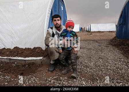 Foto scattata nel campo di Qayyarah Jadah vicino al campo di Qayyarah Jadah il 23 dicembre 2016. Firaz (l) e Omar (r) IDP di Mosul. A due mesi dall'operazione militare per riconsiderare la città dallo Stato islamico dell'Iraq e dal Levante (ISIL), la crisi di Mosul continua ad avere un impatto umanitario significativo. I bisogni umanitari sono gravi tra le famiglie sfollate dentro e fuori dai campi, i vulnerabili residenti delle comunità appena ritirate e le persone che fuggono dai combattimenti nella città di Mosul. Lo sfollamento attuale è salito a 110.000 persone. Più di tre quarti delle famiglie sfollate si trovano nei campi e nei luoghi di emergenza; Foto Stock