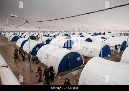 Foto scattata nel campo di Qayyarah Jadah vicino al campo di Qayyarah Jadah il 23 dicembre 2016. A due mesi dall'operazione militare per riconsiderare la città dallo Stato islamico dell'Iraq e dal Levante (ISIL), la crisi di Mosul continua ad avere un impatto umanitario significativo. I bisogni umanitari sono gravi tra le famiglie sfollate dentro e fuori dai campi, i vulnerabili residenti delle comunità appena ritirate e le persone che fuggono dai combattimenti nella città di Mosul. Lo sfollamento attuale è salito a 110.000 persone. Più di tre quarti delle famiglie sfollate si trovano nei campi e nei luoghi di emergenza, mentre le altre si trovano nella communità ospitante Foto Stock