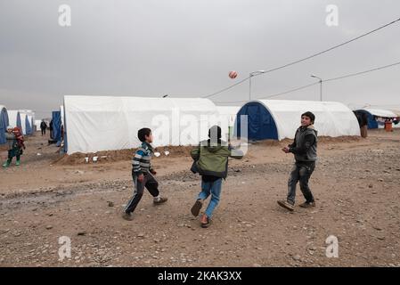 Foto scattata nel campo di Qayyarah Jadah vicino al campo di Qayyarah Jadah il 23 dicembre 2016. Ragazzi che giocano a calcio. A due mesi dall'operazione militare per riconsiderare la città dallo Stato islamico dell'Iraq e dal Levante (ISIL), la crisi di Mosul continua ad avere un impatto umanitario significativo. I bisogni umanitari sono gravi tra le famiglie sfollate dentro e fuori dai campi, i vulnerabili residenti delle comunità appena ritirate e le persone che fuggono dai combattimenti nella città di Mosul. Lo sfollamento attuale è salito a 110.000 persone. Più di tre quarti delle famiglie sfollate si trovano nei campi e nei luoghi di emergenza, mentre i resti Foto Stock