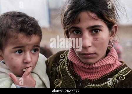 Foto scattata nel campo di Qayyarah Jadah vicino al campo di Qayyarah Jadah il 23 dicembre 2016. A due mesi dall'operazione militare per riconsiderare la città dallo Stato islamico dell'Iraq e dal Levante (ISIL), la crisi di Mosul continua ad avere un impatto umanitario significativo. I bisogni umanitari sono gravi tra le famiglie sfollate dentro e fuori dai campi, i vulnerabili residenti delle comunità appena ritirate e le persone che fuggono dai combattimenti nella città di Mosul. Lo sfollamento attuale è salito a 110.000 persone. Più di tre quarti delle famiglie sfollate si trovano nei campi e nei luoghi di emergenza, mentre le altre si trovano nella communità ospitante Foto Stock