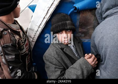 Foto scattata nel campo di Qayyarah Jadah vicino al campo di Qayyarah Jadah il 23 dicembre 2016. Un ragazzo sfollato all'interno del campo profughi. A due mesi dall'operazione militare per riconsiderare la città dallo Stato islamico dell'Iraq e dal Levante (ISIL), la crisi di Mosul continua ad avere un impatto umanitario significativo. I bisogni umanitari sono gravi tra le famiglie sfollate dentro e fuori dai campi, i vulnerabili residenti delle comunità appena ritirate e le persone che fuggono dai combattimenti nella città di Mosul. Lo sfollamento attuale è salito a 110.000 persone. Più di tre quarti delle famiglie sfollate si trovano nei campi e nei luoghi di emergenza, mentre Foto Stock