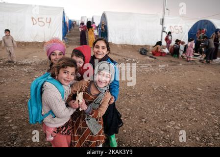 Foto scattata nel campo di Qayyarah Jadah vicino al campo di Qayyarah Jadah il 23 dicembre 2016. Gruppo di ragazze che incoraggiano il campo profughi. A due mesi dall'operazione militare per riconsiderare la città dallo Stato islamico dell'Iraq e dal Levante (ISIL), la crisi di Mosul continua ad avere un impatto umanitario significativo. I bisogni umanitari sono gravi tra le famiglie sfollate dentro e fuori dai campi, i vulnerabili residenti delle comunità appena ritirate e le persone che fuggono dai combattimenti nella città di Mosul. Lo sfollamento attuale è salito a 110.000 persone. Più di tre quarti delle famiglie sfollate si trovano nei campi e nei luoghi di emergenza; Foto Stock