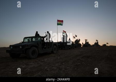 (10/17/2016) durante l'alba i primi carri armati e altri veicoli militari delle unità di Peshmerga si stanno muovendo verso i villaggi hold dell'ISIS Kaberli e Kharabat Sultan vicino a Qara Qosh (Foto di Sebastian Backhaus/NurPhoto) *** Please use Credit from Credit Field *** Foto Stock