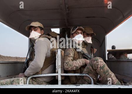 (10/17/2016) durante l'alba i primi carri armati e altri veicoli militari delle unità di Peshmerga si stanno muovendo verso i villaggi hold dell'ISIS Kaberli e Kharabat Sultan vicino a Qara Qosh (Foto di Sebastian Backhaus/NurPhoto) *** Please use Credit from Credit Field *** Foto Stock