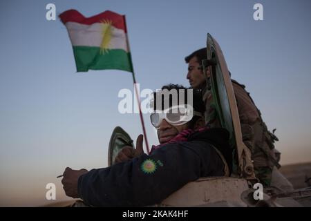 (10/17/2016) durante l'alba i primi carri armati e altri veicoli militari delle unità di Peshmerga si stanno muovendo verso i villaggi hold dell'ISIS Kaberli e Kharabat Sultan vicino a Qara Qosh (Foto di Sebastian Backhaus/NurPhoto) *** Please use Credit from Credit Field *** Foto Stock