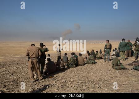 (10/17/2016) i combattenti di Peshmerga osservano l'attacco dei loro compagni che stanno attaccando il villaggio di Kaberli della hold dell'ISIS vicino alla città Qara Qosh (Foto di Sebastian Backhaus/NurPhoto) *** Please use Credit from Credit Field *** Foto Stock