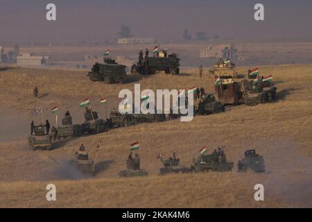 (10/17/2016) durante l'alba i primi carri armati e altri veicoli militari delle unità di Peshmerga si stanno muovendo verso i villaggi hold dell'ISIS Kaberli e Kharabat Sultan vicino a Qara Qosh (Foto di Sebastian Backhaus/NurPhoto) *** Please use Credit from Credit Field *** Foto Stock