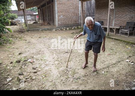 Il Sig. SODIMEJO, conosciuto come Mbah Goto, festeggia il suo compleanno di 146 anni nella sua città natale, Seragen, Central Java, il 31 dicembre 2016. Dalla sua ID indonesiana Mbah Goto documentò la nascita il 31 dicembre 1870, se l'amministrazione ha ragione, la sua età è di 146 anni e ha dichiarato di essere l'uomo più vecchio della terra. La celebrazione del compleanno tenuta in umile situazione partecipa al suo grande figlio il sig. SURYANTO e la moglie il sig. SUWARNI con i loro figli ERIKA KURNIAWATI e ANISA KURNIAWATI. (Foto di Donal Husni/NurPhoto) *** Please use Credit from Credit Field *** Foto Stock