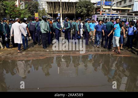 Polizia Bangladese stand personale gurd di fronte al mercato in fiamme a Gulshan a Dhaka, Bangladesh. Il 03 gennaio 2016 Una parte del mercato DCC a due piani crollò come un incendio di massa scoppiò al mercato di Gulshan-1 della capitale all'inizio di martedì. Il fuoco ha avuto origine dal mercato della cucina del DCC intorno al 2,30am e più tardi ha inghiottito l'intero mercato, ha detto Khaojon Kumar Sarker, ufficiale del servizio antincendio e della difesa civile (FSCD) sala di controllo.venti unità di vigili del fuoco stanno cercando di scottare il fuoco, ha aggiunto mentre parlando con i giornalisti intorno al 12,01pm. Diverse centinaia di negozi sono stati Foto Stock