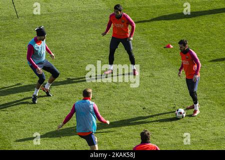 Leo messi dall'Argentina, Luis Suarez dall'Uruguay e Gerard Pique dalla Spagna durante l'allenamento del FC Barcelona apre le porte ai tifosi del Mini Estadi il 3rd gennaio 2017 a Barcellona, Spagna. (Foto di Xavier Bonilla/NurPhoto) *** Please use Credit from Credit Field *** Foto Stock