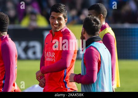 Luis Suarez dall'Uruguay parlando con Leo messi dall'Argentina durante l'allenamento del FC Barcelona apre le porte ai tifosi al Mini Estadi il 3rd gennaio 2017 a Barcellona, Spagna. (Foto di Xavier Bonilla/NurPhoto) *** Please use Credit from Credit Field *** Foto Stock
