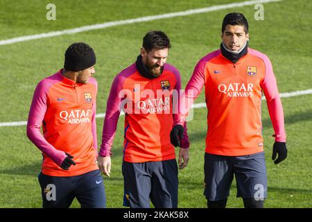 L'MSN, Leo messi dall'Argentina, Luis Suarez dall'Uruguay e Neymar dal Brasile durante l'FC Barcelona aprono le porte di allenamento per i tifosi al Mini Estadi il 3rd gennaio 2017 a Barcellona, Spagna. (Foto di Xavier Bonilla/NurPhoto) *** Please use Credit from Credit Field *** Foto Stock
