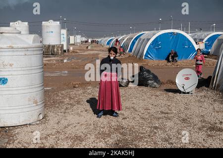 Crisi umanitaria vicino a Mosul in Iraq. Foto scattata nel campo di Qayyarah Jadah vicino al campo di Qayyarah Jadah il 03 gennaio 2017. Il campo di Jadah è influenzato da nube di fumo scuro e fuliggine da campi di petrolio che bruciano dove ISIL ha regolato Fire.The preoccupazione principale, secondo Oxfam, È che il fumo dai pozzi di petrolio causerà bronchite tra una popolazione che ha accesso a scarsa medicina.due mesi nell'operazione militare per ricontrarsi la città dallo Stato islamico dell'Iraq e del Levante (ISIL), la crisi di Mosul continua ad avere un impatto umanitario significativo. I bisogni umanitari sono gravi tra le famiglie sfollate Foto Stock