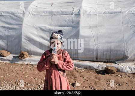 Crisi umanitaria vicino a Mosul in Iraq. Foto scattata nel campo di Qayyarah Jadah vicino al campo di Qayyarah Jadah il 03 gennaio 2017. Il campo di Jadah è influenzato da nube di fumo scuro e fuliggine da campi di petrolio che bruciano dove ISIL ha regolato Fire.The preoccupazione principale, secondo Oxfam, È che il fumo dai pozzi di petrolio causerà bronchite tra una popolazione che ha accesso a scarsa medicina.due mesi nell'operazione militare per ricontrarsi la città dallo Stato islamico dell'Iraq e del Levante (ISIL), la crisi di Mosul continua ad avere un impatto umanitario significativo. I bisogni umanitari sono gravi tra le famiglie sfollate Foto Stock