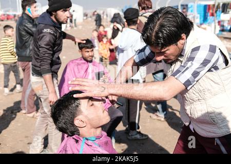 Crisi umanitaria vicino a Mosul in Iraq. Foto scattata nel campo di Qayyarah Jadah vicino al campo di Qayyarah Jadah il 03 gennaio 2017. Il campo del parrucchiere.Jadah è influenzato da nube di fumo scuro e fuliggine da campi di petrolio brucianti dove ISIL ha regolato Fire.The preoccupazione principale, secondo Oxfam, È che il fumo dai pozzi di petrolio causerà bronchite tra una popolazione che ha accesso a scarsa medicina.due mesi nell'operazione militare per ricontrarsi la città dallo Stato islamico dell'Iraq e del Levante (ISIL), la crisi di Mosul continua ad avere un impatto umanitario significativo. I bisogni umanitari sono gravi tra dispiaciiti Foto Stock