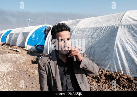 Crisi umanitaria vicino a Mosul in Iraq. Foto scattata nel campo di Qayyarah Jadah vicino al campo di Qayyarah Jadah il 03 gennaio 2017. Il campo di Jadah è influenzato da nube di fumo scuro e fuliggine da campi di petrolio che bruciano dove ISIL ha regolato Fire.The preoccupazione principale, secondo Oxfam, È che il fumo dai pozzi di petrolio causerà bronchite tra una popolazione che ha accesso a scarsa medicina.due mesi nell'operazione militare per ricontrarsi la città dallo Stato islamico dell'Iraq e del Levante (ISIL), la crisi di Mosul continua ad avere un impatto umanitario significativo. I bisogni umanitari sono gravi tra le famiglie sfollate Foto Stock