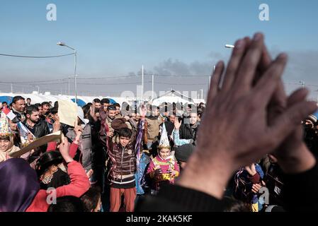 Crisi umanitaria vicino a Mosul in Iraq. Foto scattata nel campo di Qayyarah Jadah vicino al campo di Qayyarah Jadah il 03 gennaio 2017. Il campo di Jadah è influenzato da nube di fumo scuro e fuliggine da campi di petrolio che bruciano dove ISIL ha regolato Fire.The preoccupazione principale, secondo Oxfam, È che il fumo dai pozzi di petrolio causerà bronchite tra una popolazione che ha accesso a scarsa medicina.due mesi nell'operazione militare per ricontrarsi la città dallo Stato islamico dell'Iraq e del Levante (ISIL), la crisi di Mosul continua ad avere un impatto umanitario significativo. I bisogni umanitari sono gravi tra le famiglie sfollate Foto Stock