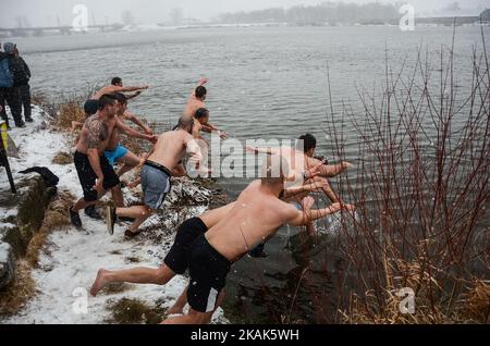 Festa dell'Epifania nei pressi della Bulgaria - confine turco durante la benedizione della cerimonia dell'acqua in occasione della Giornata ortodossa dell'Epifania, nella città di confine bulgara di Svilengrad, a circa 280 chilometri dalla capitale di Sofia il 6 gennaio 2017. Celebrazioni simili per il giorno dell'Epifania si svolgono in tutto il paese il 06 gennaio 2017 (Foto di Hristo Rusev/NurPhoto) *** si prega di utilizzare il credito dal campo di credito *** Foto Stock