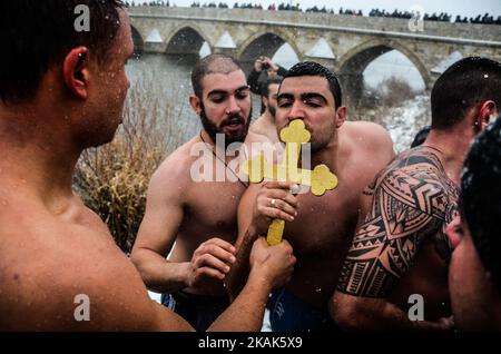 Dopo aver salvato la croce dalle acque ghiacciate del fiume Maritsa, Damyan Kostadinov ha lanciato un appello per un 2017 anno di pace senza attacchi terroristici o guerre. Festa dell'Epifania nei pressi della Bulgaria - confine turco durante la benedizione della cerimonia dell'acqua in occasione della Giornata ortodossa dell'Epifania, nella città di confine bulgara di Svilengrad, a circa 280 chilometri dalla capitale di Sofia il 6 gennaio 2017. Celebrazioni simili per il giorno dell'Epifania si svolgono in tutto il paese il 06 gennaio 2017 (Foto di Hristo Rusev/NurPhoto) *** si prega di utilizzare il credito dal campo di credito *** Foto Stock