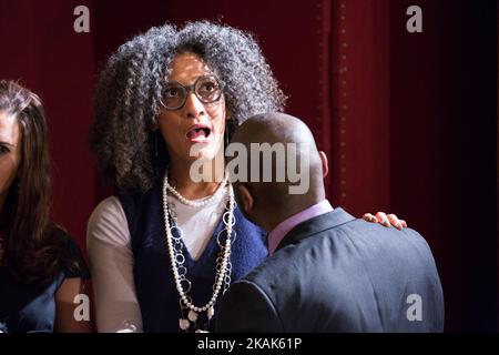 Venerdì 6 gennaio a Washington D.C., USA , Celebrity Chef Carla Hall parla con gli ospiti, prima che First Lady Michelle Obama commenti come First Lady all'evento School Counselor of the Year 2017 nella East Room della Casa Bianca. (Foto di Cheriss May/NurPhoto) *** Please use Credit from Credit Field *** Foto Stock