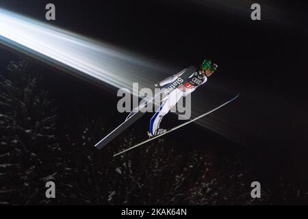 Peter Prevc, sloveno, vola in aria durante il suo primo salto di competizione il giorno 2 del 6 gennaio 2017 a Bischofshofen, Austria. (Foto di Damjan Zibert/NurPhoto) *** Please use Credit from Credit Field *** Foto Stock