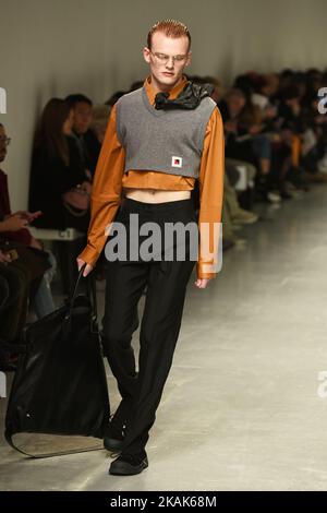 Un modello cammina sulla pista alla sfilata di moda Xander Zhou Autunno Inverno 2017 durante la settimana della moda di Menswear di Londra il 6 gennaio 2017 a Londra, Regno Unito. (Foto di Karyn Louise/NurPhoto) *** Please use Credit from Credit Field *** Foto Stock