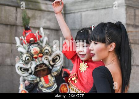 La modella Yomiko Chen posa con una giovane ballerina Xi Ya Jina e un unicorno cinese, al lancio del festival cinese di Capodanno di Dublino al Castello di Dublino. Lunedì 9 gennaio 2017 a Dublino, Irlanda. Foto di Artur Widak *** Please use Credit from Credit Field *** Foto Stock