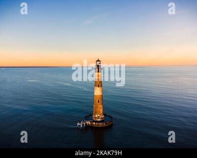 Una vista aerea dello storico faro di Morris Island Light sull'isola di Morris, South Carolina Foto Stock