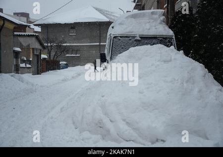 Paralizza la neve in Bulgaria. La neve ha raggiunto 40 - 70 mq in luoghi diversi, il movimento è limitato e in alcune regioni sono bloccati. Ci sono molti villaggi senza acqua, elettricità con un po' di cibo. Le temperature dell'aria hanno raggiunto i -10 gradi celsius e in questo fatto alcuni dei grandi fiumi lungo il paese sono congelati. Le persone nella città di confine bulgara di Svilengrad, circa 260 a est dalla capitale di Sofia, non hanno mai visto l'inverno come questo il 11 gennaio 2017 (Foto di Hristo Rusev/NurPhoto) *** Please use Credit from Credit Field *** Foto Stock