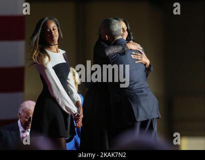 Barack e Michelle Obama si abbracciano dopo il discorso di addio al McCormick Place di Chicago, Illinois, USA, il 10 gennaio 2017. (Foto di Emily Molli/NurPhoto) *** Please use Credit from Credit Field *** Foto Stock