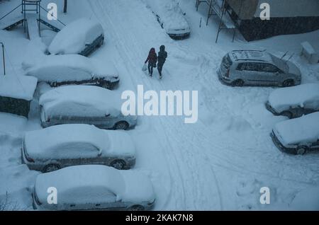 La gente cammina mentre la neve cade per le strade di Svilengrad, Bulgaria, il 11 gennaio 2017. Paralizza la neve in Bulgaria. La neve ha raggiunto 40 - 70 mq in luoghi diversi, il movimento è limitato e in alcune regioni sono bloccati. Ci sono molti villaggi senza acqua, elettricità con un po' di cibo. Le temperature dell'aria hanno raggiunto i -10 gradi celsius e in questo fatto alcuni dei grandi fiumi lungo il paese sono congelati. La popolazione della città di confine bulgara di Svilengrad, a circa 260 km a est dalla capitale di Sofia, non ha mai visto un inverno come questo il 11 gennaio 2017 (Foto di Hristo Rusev/NurPhoto) Foto Stock