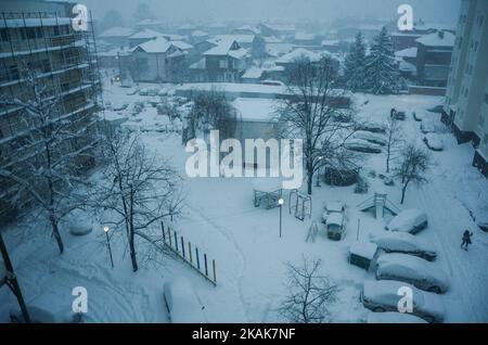 Paralizza la neve in Bulgaria. La neve ha raggiunto 40 - 70 mq in luoghi diversi, il movimento è limitato e in alcune regioni sono bloccati. Ci sono molti villaggi senza acqua, elettricità con un po' di cibo. Le temperature dell'aria hanno raggiunto i -10 gradi celsius e in questo fatto alcuni dei grandi fiumi lungo il paese sono congelati. Le persone nella città di confine bulgara di Svilengrad, circa 260 a est dalla capitale di Sofia, non hanno mai visto l'inverno come questo il 11 gennaio 2017 (Foto di Hristo Rusev/NurPhoto) *** Please use Credit from Credit Field *** Foto Stock