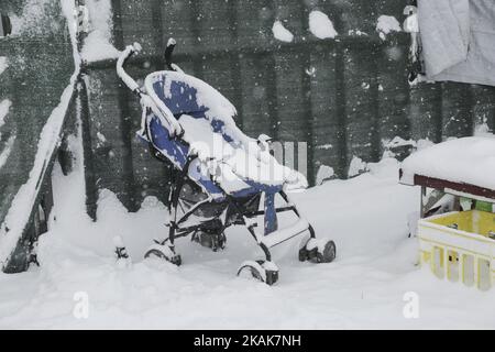 Centinaia di rifugiati si trovano ad affrontare le temperature estremamente basse del nord della Grecia nei campi della città di Salonicco o nei dintorni il 11 gennaio 2017. Nel campo di Softex la temperatura era di -8Â°C con senso di sensazione reale al di sotto di -13Â°C e ci sono state circa 20cm di nevicate durante una tempesta di neve heaby di mezza giornata. Le tende erano innevate. Non c'è acqua corrente come i tubi si sono congelati e molte tende non hanno elettricità e riscaldamento. Anche molti rifugiati senza documenti sono stati costretti ad abbandonare il campo. (Foto di Nicolas Economou/NurPhoto) *** Please use Credit from Credit Field *** Foto Stock