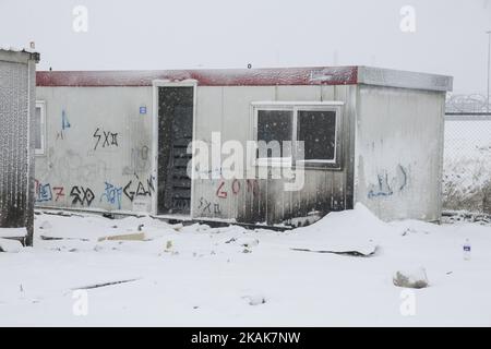 Centinaia di rifugiati si trovano ad affrontare le temperature estremamente basse del nord della Grecia nei campi della città di Salonicco o nei dintorni il 11 gennaio 2017. Nel campo di Softex la temperatura era di -8Â°C con senso di sensazione reale al di sotto di -13Â°C e ci sono state circa 20cm di nevicate durante una tempesta di neve heaby di mezza giornata. Le tende erano innevate. Non c'è acqua corrente come i tubi si sono congelati e molte tende non hanno elettricità e riscaldamento. Anche molti rifugiati senza documenti sono stati costretti ad abbandonare il campo. (Foto di Nicolas Economou/NurPhoto) *** Please use Credit from Credit Field *** Foto Stock