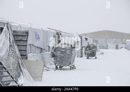 Centinaia di rifugiati si trovano ad affrontare le temperature estremamente basse del nord della Grecia nei campi della città di Salonicco o nei dintorni il 11 gennaio 2017. Nel campo di Softex la temperatura era di -8Â°C con senso di sensazione reale al di sotto di -13Â°C e ci sono state circa 20cm di nevicate durante una tempesta di neve heaby di mezza giornata. Le tende erano innevate. Non c'è acqua corrente come i tubi si sono congelati e molte tende non hanno elettricità e riscaldamento. Anche molti rifugiati senza documenti sono stati costretti ad abbandonare il campo. (Foto di Nicolas Economou/NurPhoto) *** Please use Credit from Credit Field *** Foto Stock