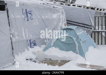 Centinaia di rifugiati si trovano ad affrontare le temperature estremamente basse del nord della Grecia nei campi della città di Salonicco o nei dintorni il 11 gennaio 2017. Nel campo di Softex la temperatura era di -8Â°C con senso di sensazione reale al di sotto di -13Â°C e ci sono state circa 20cm di nevicate durante una tempesta di neve heaby di mezza giornata. Le tende erano innevate. Non c'è acqua corrente come i tubi si sono congelati e molte tende non hanno elettricità e riscaldamento. Anche molti rifugiati senza documenti sono stati costretti ad abbandonare il campo. (Foto di Nicolas Economou/NurPhoto) *** Please use Credit from Credit Field *** Foto Stock