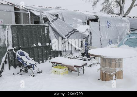 Centinaia di rifugiati si trovano ad affrontare le temperature estremamente basse del nord della Grecia nei campi della città di Salonicco o nei dintorni il 11 gennaio 2017. Nel campo di Softex la temperatura era di -8Â°C con senso di sensazione reale al di sotto di -13Â°C e ci sono state circa 20cm di nevicate durante una tempesta di neve heaby di mezza giornata. Le tende erano innevate. Non c'è acqua corrente come i tubi si sono congelati e molte tende non hanno elettricità e riscaldamento. Anche molti rifugiati senza documenti sono stati costretti ad abbandonare il campo. (Foto di Nicolas Economou/NurPhoto) *** Please use Credit from Credit Field *** Foto Stock