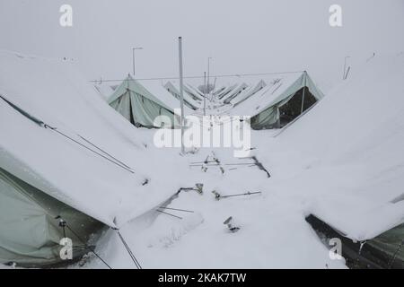 Neve, vento e temperature inferiori a -10Â°C nel campo profughi di Vagiohori. Questo campo ha rifugiati che vivono in tende fatte per le condizioni estive. Non c'è elettricità, calore o anche letti all'interno delle tende. Il governo sostenuto dall'UNHCR ha deciso di spostare i rifugiati in un hotel per 14 giorni, ma alcuni di loro sono rimasti indietro perché non si fidano della volontà del governo. Credono che saranno deportati. (Foto di Nicolas Economou/NurPhoto) *** Please use Credit from Credit Field *** Foto Stock