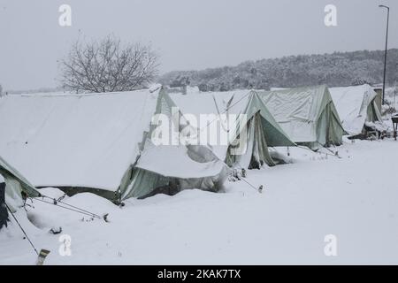 Neve, vento e temperature inferiori a -10Â°C nel campo profughi di Vagiohori. Questo campo ha rifugiati che vivono in tende fatte per le condizioni estive. Non c'è elettricità, calore o anche letti all'interno delle tende. Il governo sostenuto dall'UNHCR ha deciso di spostare i rifugiati in un hotel per 14 giorni, ma alcuni di loro sono rimasti indietro perché non si fidano della volontà del governo. Credono che saranno deportati. (Foto di Nicolas Economou/NurPhoto) *** Please use Credit from Credit Field *** Foto Stock