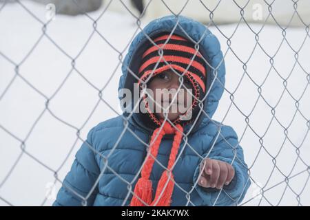 Neve, vento e temperature inferiori a -10Â°C nel campo profughi di Vagiohori. Questo campo ha rifugiati che vivono in tende fatte per le condizioni estive. Non c'è elettricità, calore o anche letti all'interno delle tende. Il governo sostenuto dall'UNHCR ha deciso di spostare i rifugiati in un hotel per 14 giorni, ma alcuni di loro sono rimasti indietro perché non si fidano della volontà del governo. Credono che saranno deportati. (Foto di Nicolas Economou/NurPhoto) *** Please use Credit from Credit Field *** Foto Stock