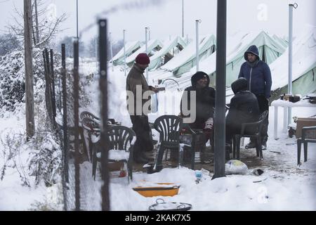 Neve, vento e temperature inferiori a -10Â°C nel campo profughi di Vagiohori. Questo campo ha rifugiati che vivono in tende fatte per le condizioni estive. Non c'è elettricità, calore o anche letti all'interno delle tende. Il governo sostenuto dall'UNHCR ha deciso di spostare i rifugiati in un hotel per 14 giorni, ma alcuni di loro sono rimasti indietro perché non si fidano della volontà del governo. Credono che saranno deportati. (Foto di Nicolas Economou/NurPhoto) *** Please use Credit from Credit Field *** Foto Stock