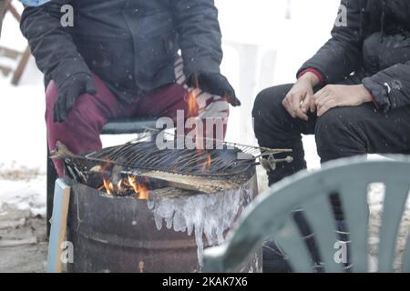 Neve, vento e temperature inferiori a -10Â°C nel campo profughi di Vagiohori. Questo campo ha rifugiati che vivono in tende fatte per le condizioni estive. Non c'è elettricità, calore o anche letti all'interno delle tende. Il governo sostenuto dall'UNHCR ha deciso di spostare i rifugiati in un hotel per 14 giorni, ma alcuni di loro sono rimasti indietro perché non si fidano della volontà del governo. Credono che saranno deportati. (Foto di Nicolas Economou/NurPhoto) *** Please use Credit from Credit Field *** Foto Stock