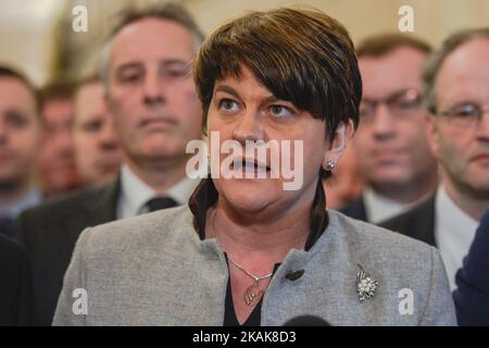 Arlene Foster, leader del Partito democratico Unionista (DUP), interviene prima di una sessione plenaria a Stormont a Belfast. Lunedì 16 gennaio 2017 a Belfast, Irlanda del Nord, Regno Unito. Foto di Artur Widak *** Please use Credit from Credit Field *** Foto Stock